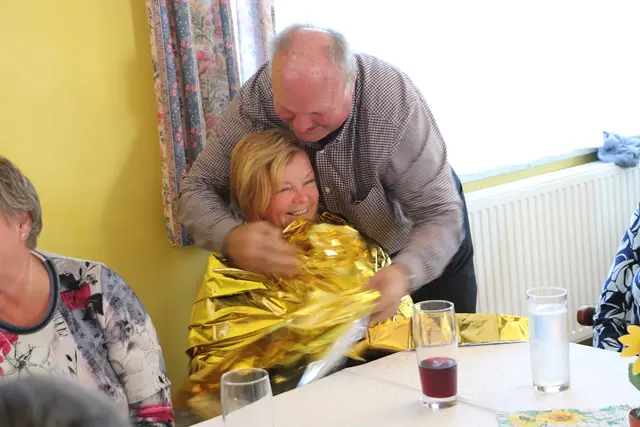 Franz Schober, Seniorenbund-Mitglied, Mesner, Laienschauspieler und Kommandant beim Blochzug in Dobl-Zwaring meldete sich freiwillig, die Anwendung der Rettungsdecke, die sich in jedem Verbandkasten befindet, zu zeigen. Im Notfall tut's auch ein Tischtuch, sagte er schmunzelnd.  | Foto: Edith Ertl