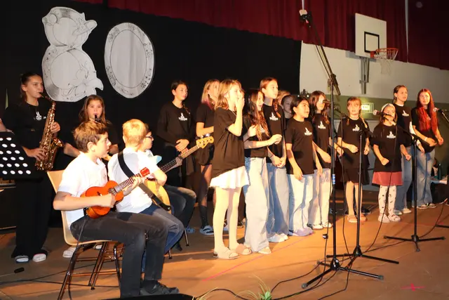 Drum singe, wem Gesang gegeben: der Chor der Mittelschule | Foto: Gerhard Langmann