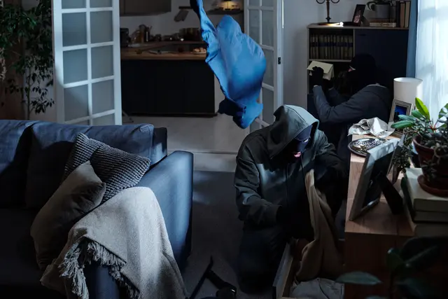 Die beiden Tatverdächtigen sollen das gesamte Gebäude durchwühlt und eine Airsoftpistole gestohlen haben. (Symbolfoto)  | Foto: stock.adobe.com/at/Mediaphotos  