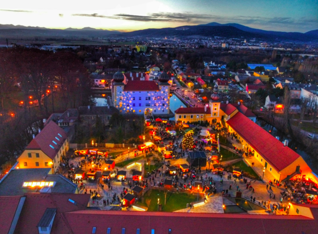 Das Areal des Wasserschlosses Kottingbrunn aus der Vogelperspektive. 150 Aussteller bieten beim Advent im Wasserschloss Kunsthandwerk an. | Foto: Mladen Trivunic