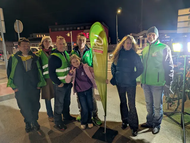 Die Grünen Klosterneuburg sammelten kürzlich wieder Unterschriften gegen die Erdaushubdeponie: Peter Zimmeter, Sabine Zuklin, Johannes Edtmayer, Victoria, Christoph Stattin, Daniela Cortes Galvez und Nik. | Foto: Grüne Klosterneuburg