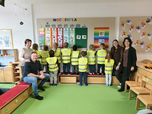 Große Freude über die gelben Warnwesten. Im Bild: Karin Plank, Michael Winkler (beide Kiwanis), viele Kinder, Laura Jocher, Gruppenleiterin im Heilpädagogischen Kindergarten, Bärbel Wacker, Kiwanis. (v. l.) | Foto: Kiwanis Trofaiach