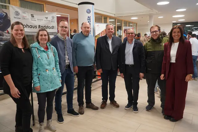 Vertreter der Stadtgemeinde Radstadt gemeinsam mit MMS-Direktorin Ingrid Bogensperger (rechts) und Organisatorin Sonja Kainhofer (links) | Foto: Johannes Brandner