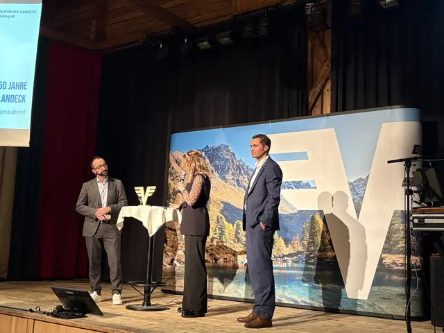Die beiden Vorstände der Volksbank Landeck Holding eG, Thomas Schärmer (links) und Michael Jörg (rechts), im Gespräch mit Moderatorin Denise Neher.  | Foto: Elisabeth Zangerl