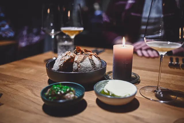 Sauerteig-Distelbutter-Gänseleberpastete | Foto: Julia Zeitler