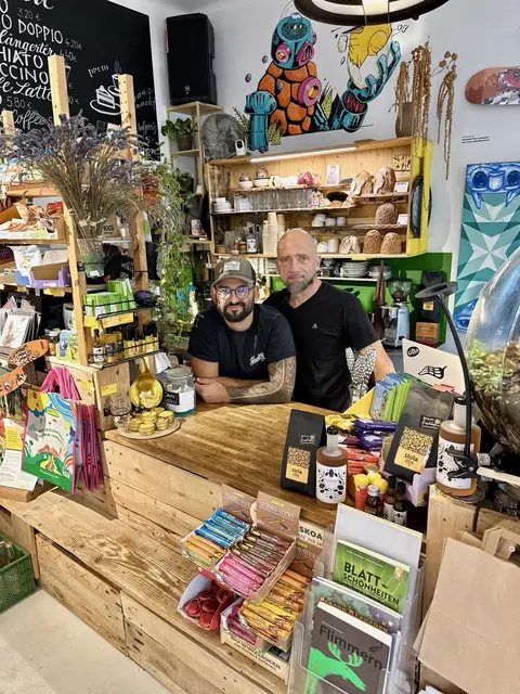 Inhaber von "Naturkost Liola" Bayram Senel und Koch Gerald Polyak (v.l.) bringen wieder veganen Schwung ins Grätzl. | Foto: Naturkost Liola