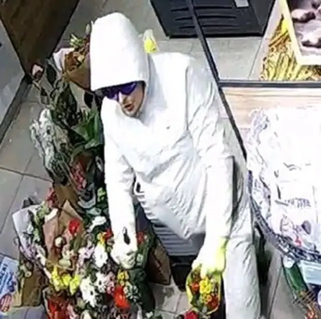 Nach diesem Mann wird derzeit gefahndet. Er soll zwei Kunden in einer Tankstelle ausgeraubt haben.  | Foto: LPD Wien