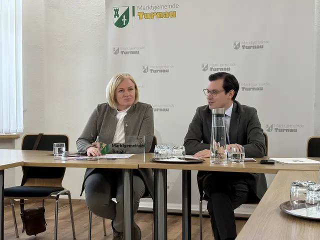 Bei der Pressekonferenz im Gemeindeamt: Gitti Fladl und Stefan Hofer. | Foto: MeinBezirk/Angelika Kern