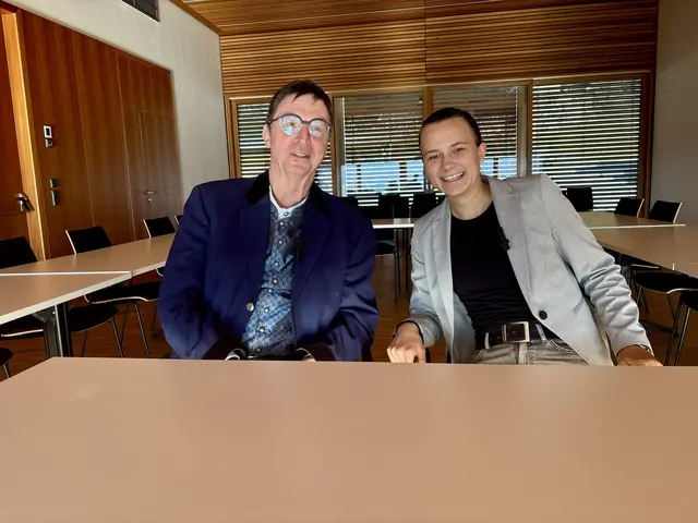 Rudi Grünanger und Melanie Brugger beim Ratscha im Gemeindezentrum Techelsberg. | Foto: MeinBezirk.at