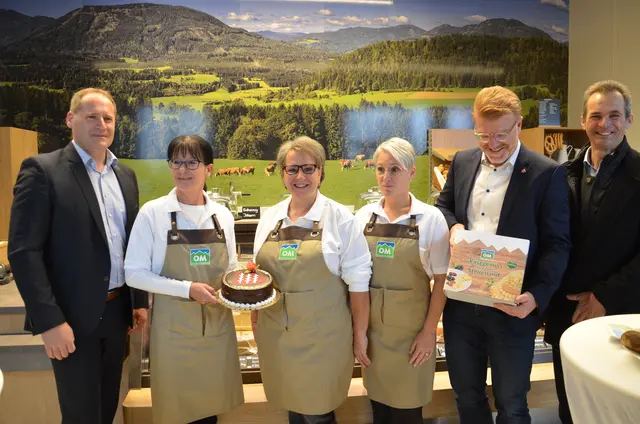 OM-Chef Michael Riegler mit Mitarbeiterinnen und Gästen. | Foto: Oblak