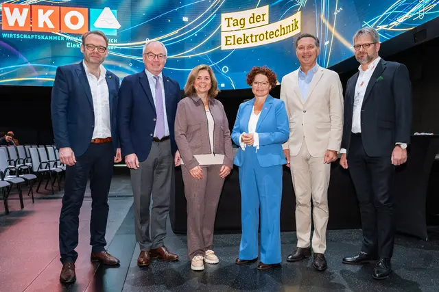 Ein ganzer Tag im Zeichen der neuesten Entwicklungen rund um das Thema Elektrizität: Landesinnungsmeister-Stellvertreter Günther Kober, LH-Stv. Stephan Pernkopf, WKNÖ-Vizepräsidentin Monika Eisenhuber, Staatssekretärin Elisabeth Zehetner, Landesinnungsmeister Friedrich Manschein und Landesinnungsmeister-Stellvertreter Christian Berger. | Foto: Andreas Kraus