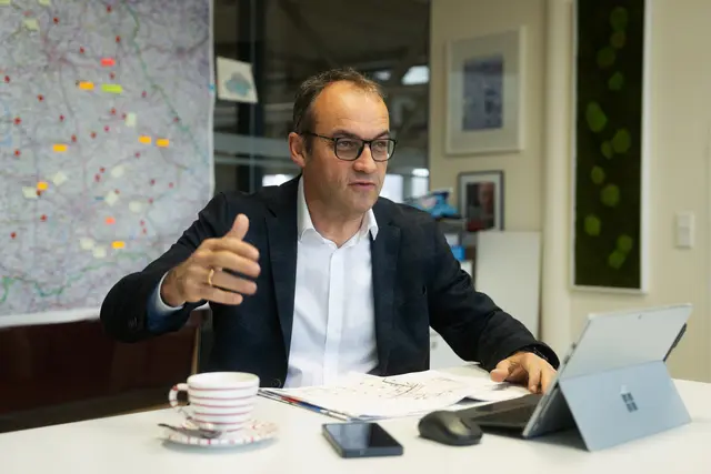 Fussl Modestraße-Chef Ernst Mayr: "Wir fahren unsere Dienstautos, bis sie Schrott sind. Ich fahre das alte Auto einer Mitarbeiterin, ich brauch kein anderes, keinen Porsche." | Foto: Fussl Modestraße