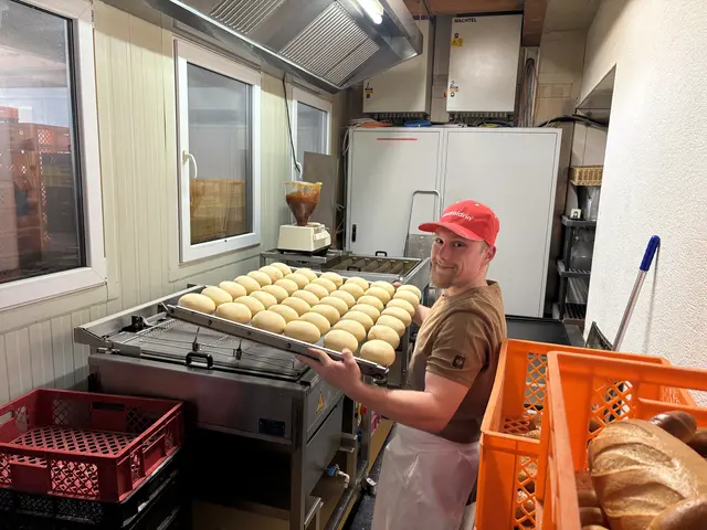 Die Krapfen kommen sieben Minuten lang ins heiße Fett. | Foto: MeinBezirk/Julia Gerold