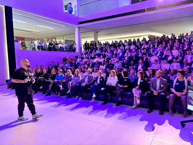 Den Reigen der Vorträge eröffnete Ali Mahlodji. | Foto: MB/Doms