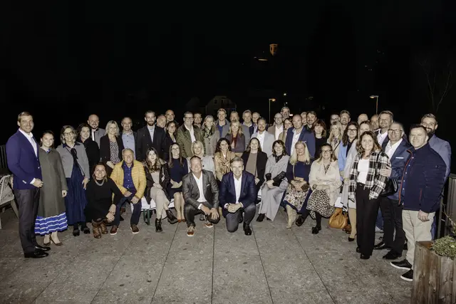 Inmitten der Jubilarinnen und Jubilare samt Begleitung zeigte sich das Geschäftsführertrio der Gady Family sichtlich stolz und dankbar. | Foto: Gady FamilyJulia Kerschbaumer