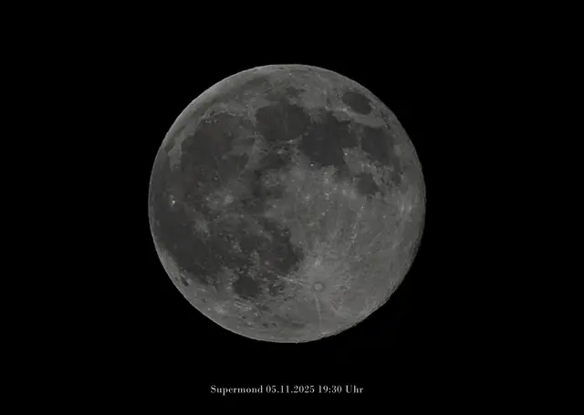 Der Supermond vom 05.11.2025 und man sieht in klar und schön erleuchtet am Nachthimmel. 