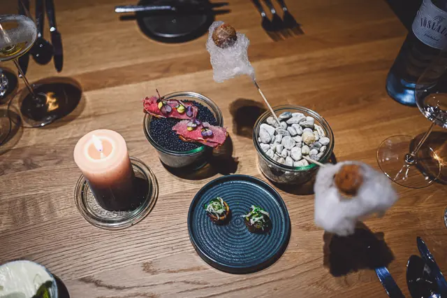 Gänseleber Praline-Zuckerwatte-Wildschweinrohschinken-Laugencracker-Verhackertes-Krautsalat  | Foto: Julia Zeitler