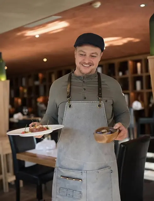 Küchenchef Christoph Bickel führt nun die Winelounge mit einer modernen, leichten Handschrift – geprägt von sorgfältig ausgewählten Zutaten, klaren Aromen und einem feinen Gespür für das Wesentliche. | Foto: Conny Leitgeb Photographie