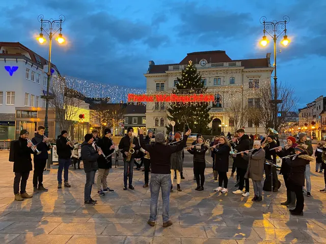 Das Jugendblasorchester spielt am Hauptplatz.  | Foto: Stadtgemeinde Tulln