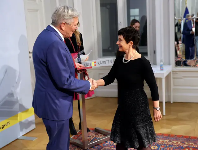 LH Peter Kaiser verleiht Angelika Schiwek das Ehrenzeichen des Landes Kärnten. | Foto: LPD Kärnten/Kuess