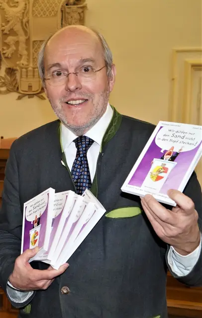 Michael Neureiter schrieb auch viele Anekdoten aus dem Landtag. | Foto: Josef Wind