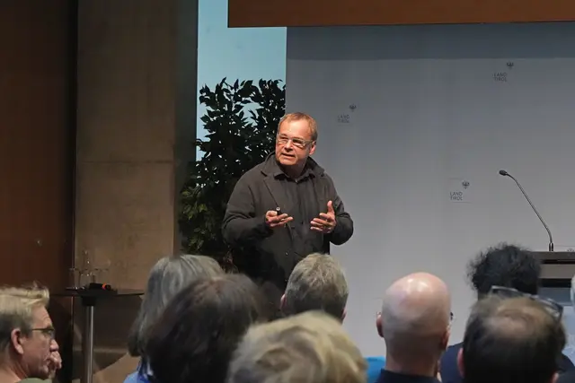 Martin Kurz sprach über die ethische Haltung Recovery. | Foto: Land Tirol/Reiter