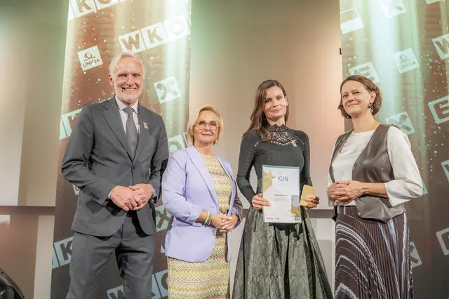 Feierliche Übergabe: Günter Riegler (ehemaliger Grazer Wirtschaftsstadtrat), WKO-Vizepräsidentin Gabriele Lechner, Michaela Fluch und WKO Obmann-Stellvertreterin Natalie Moscher-Tuscher (v. l.) | Foto: Foto Fischer