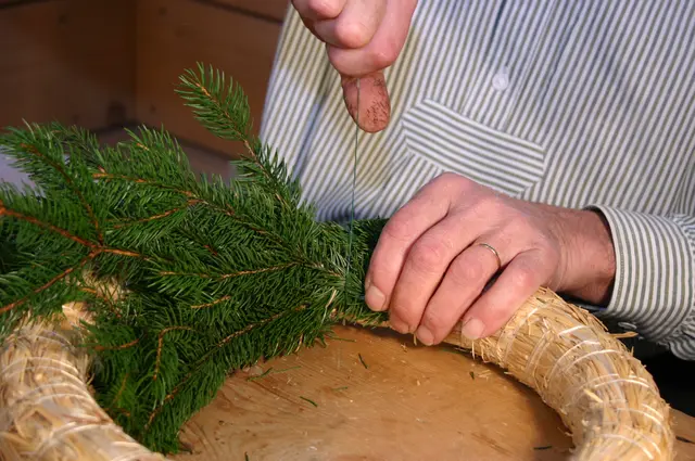 Tannenzweige, Draht und geschickte Hände: Schritt für Schritt entsteht aus frischem Grün ein traditioneller Adventkranz. | Foto: Volkskultur Steiermark