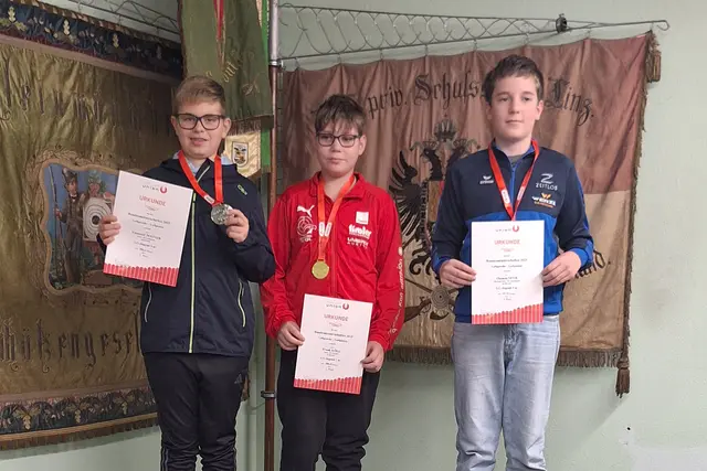 Frank Köll (mitte) gewann in der Klasse Jugend 1 - Luftgewehr vor Emanuel Jeitner (links) und Thomas Seyer (OOE) | Foto: Edmund Hafner