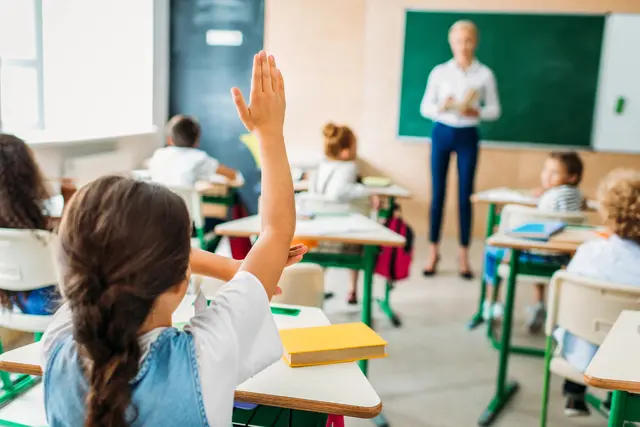 Mit einer Schulstraße kommen Kinder sicherer in den Unterricht. (Symbolfoto) | Foto: ArturVerkhovetskiy/Smarterpix