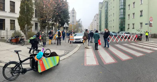 Eine halbe Stunde vor Unterricht bzw. nach Schulschluss soll die Straße vor dem Unterrichtsgebäude gesperrt werden. (Archivbild) | Foto: Ziegler