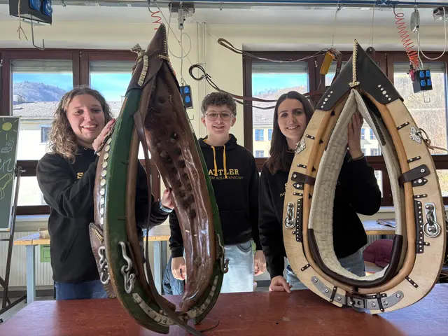 Die Reitsportsattler werden österreichweit in Lilienfeld ausgebildet. Lea Schwarz aus Südtirol, Marco Wilfling aus der Steiermark und Christina Lublasser aus Tirol sind fleißig am werken. | Foto: Lina Chalusch