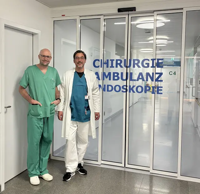 Das gesamte Operationsteam mit Andreas Krammer (li.) und Gerd Wimmer (re.) absolvierte eine Spezialschulung zur neuen Operationsmethode im AKH Wien.  | Foto: Krankenhaus St. Vinzenz Zams 