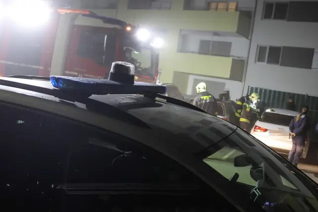 Nur durch Zerbrechen der Seitenscheibe konnte ein Kleinkind aus einem Auto in Wels-Vogelweide befreit werden. | Foto: laumat.at