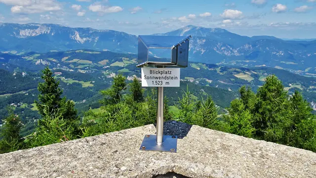 Auf dem Gipfel des Sonnwendsteins die weitreichende Panoramaaussicht genießen! …   | Foto: © Silvia Plischek