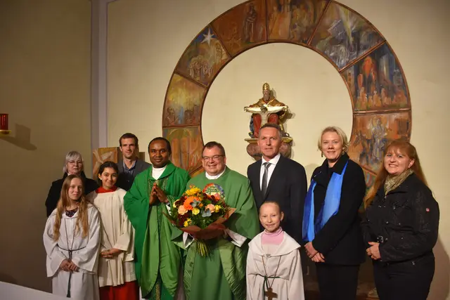 Pater Pius Nwagwu und Monsignore Markus Heinz zelebrierten die Festmesse zur feierlichen Eröffnung der generalsanierten Donaukapelle Langenlebarn; im Bild mit Pfarrgemeinderätin Barbara Eisenberger, Gemeinderat Franz Weidl, Vizebürgermeister Wolfgang Mayrhofer, den Gemeinderätinnen Daniela Reiter und Dr. Carmen Kutsche-Androsch sowie Ministrantinnen. | Foto: Stadtgemeinde Tulln