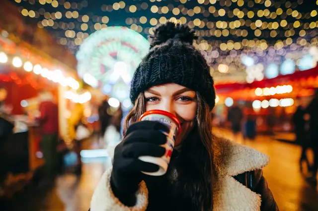 Punsch, Glühwein und Co gehören zur Weihnachtzeit einfach dazu. | Foto: Adobe Stock