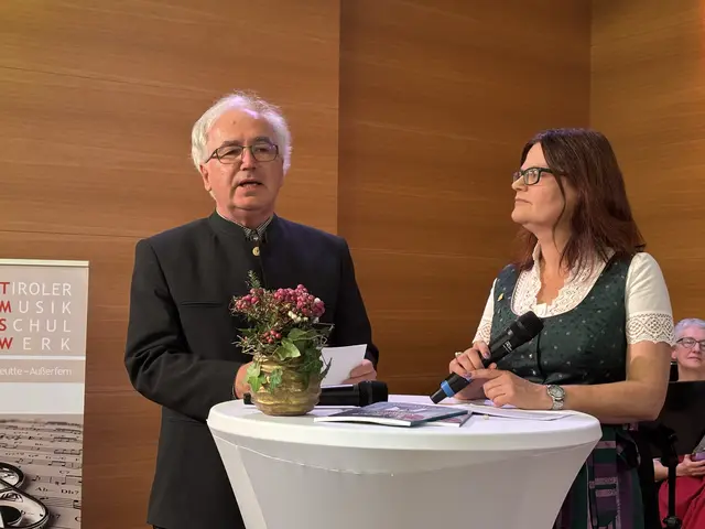 Die beiden stellvertretenden Obleute des Vereins, Klaus Wankmiller und Alexandra Posch, berichteten über die jüngere Vereinsgeschichte. | Foto: MeinBezirk/Günther Reichel