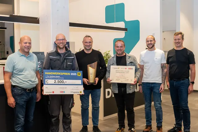 Das Dreihans Holzbau Team unter der Leitung von GF Markus Obermüller (3. v. r.) und Reinhold Löffler (li.) freut sich über den OÖ Handwerkspreis. | Foto: Dreihans GmbH
