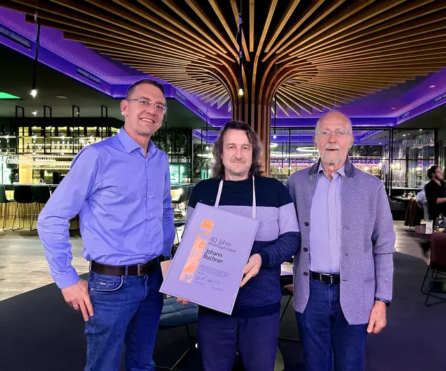 Johann Bucher (Mitte) ist seit 40 Jahren für die Estermann GmbH in Weierfing tätig. | Foto: Estermann