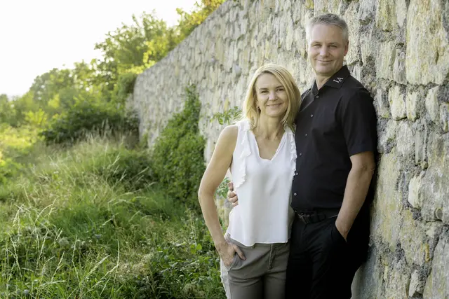 Claudia und Leo Aumann. Er feiert seinen Namenstag am Landesfeiertag. | Foto: Weingut Leo Aumann