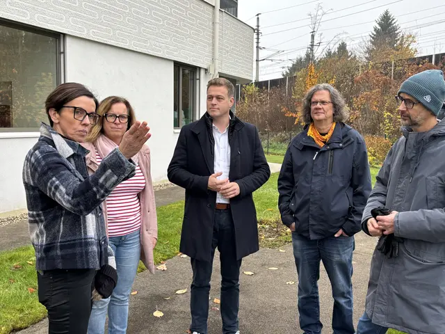 Bürgermeisterin Doris Staudinger, Altenheimleiterin Sandra Hawle, Landesrat Stefan Kaineder, Pum-Parteiobmann Karl Vesely und Norbert Rainer, Geschäftsführer Klimabündnis OÖ (v.l.).  | Foto: MeinBezirk/C. Steiner-Watzinger
