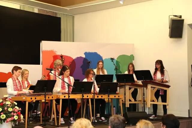 ZsaumZupft: Das Saitenmusik-Ensemble der LMS St. Georgen begeisterte mit seiner musikalischen Untermalung. | Foto: Eckhart Herbe