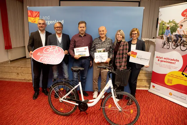 Landesrat Heinrich Dorner und Christine Zopf-Renner, Leiterin Mobilitätszentrale Burgenland, mit den Hauptgewinnern und Sponsoren des Preises: LR Heinrich Dorner, Helmut Hauser (Sponsor ÖBB), Christian Achs (Preis: ÖBB-Reisegutschein über 300 Euro), Johann Szorger (Preis: Übernachtungsgutschein vom Reduce Hotel Bad Tatzmannsdorf – 2 Übernachtungen für 2 Personen), Birgit Kollmann-Bieler vom Reduce Hotel, Christine Zopf-Renner (v.l.). | Foto: Landesmedienservice Burgenland/Daniel Fenz