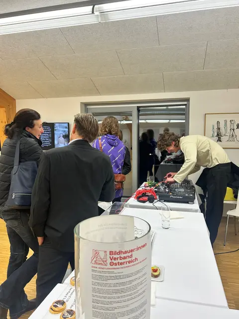 Besucher:innen bei der Eröffnung | Foto: Foto LEMU