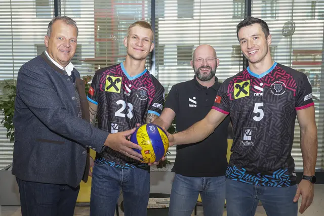 Thomas Schauer, Fabian Thaler, Christian Steidl, Marian Klaffinger bei der offiziellen
Vertragsunterzeichnung. | Foto: Raiffeisen