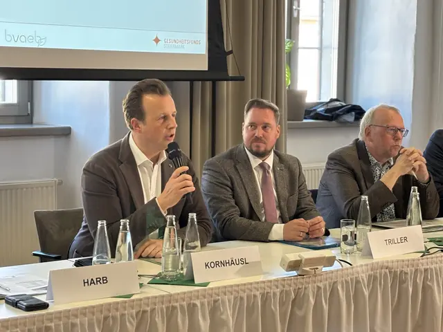 Landesrat Karlheinz Kornhäusl versucht, die geplanten Maßnahmen zu begründen. | Foto: MeinBezirk/Gerda Sammer-Schmidt