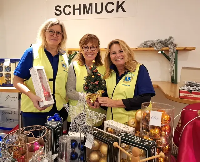 Es gibt auch ein großes Schmuck-Angebot. | Foto: Josef Wind