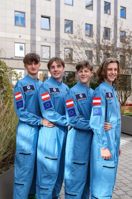 Daniel Tranninger (rechts) als Teil des Weltraumprogramms. | Foto: Philipp Stambera/FFG