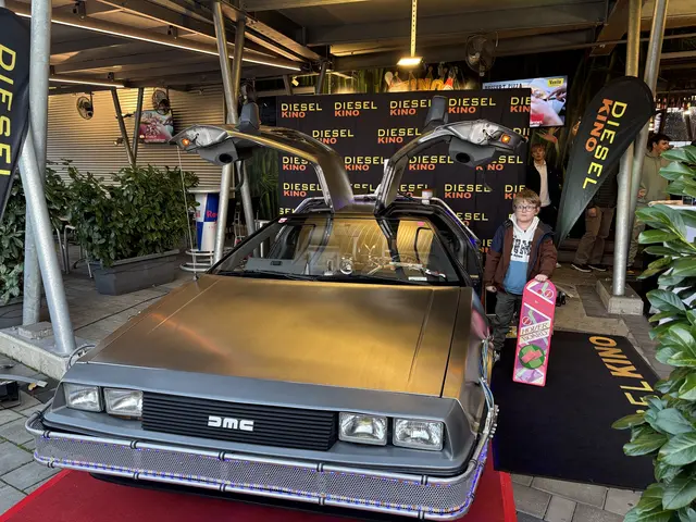 Viele Besucher nutzten die Gelegenheit für eine Erinnerungsfoto mit dem DeLorean. | Foto: MeinBezirk/Engelmann